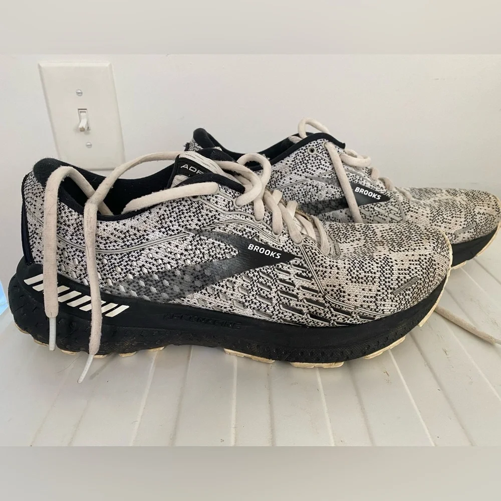 Brooks Adrenalin 21 Neutral-Pattern Running Shoes in Black and White Women's 10